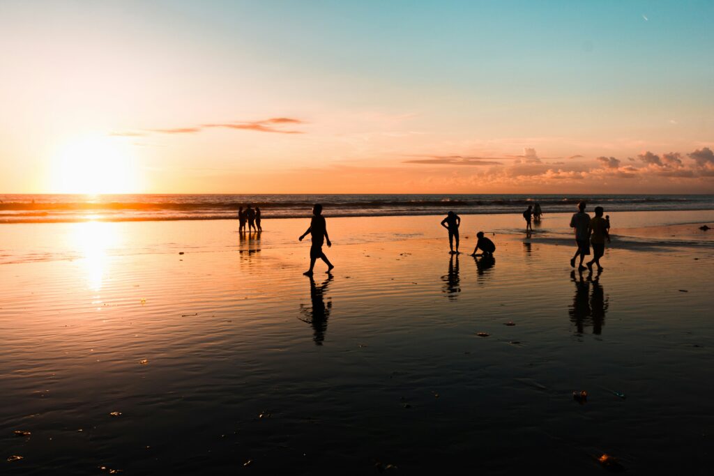 Personas en la playa de Monterrico.