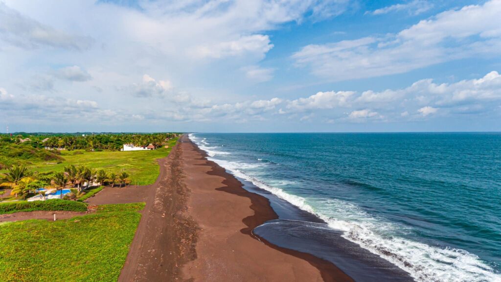 Playa con arena volcánica en Monterrico