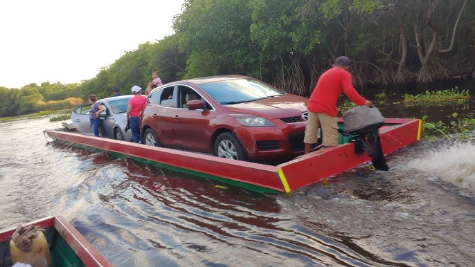 Cruze de auto en ferry a Monterrizo