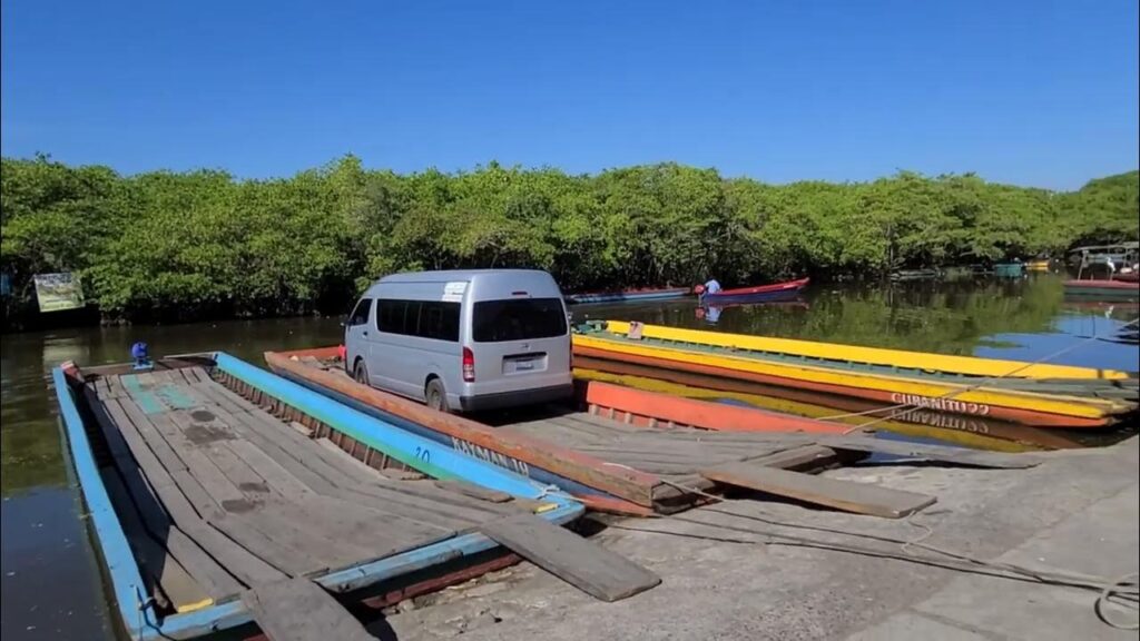 Auto subiendo a ferry en La Avellana